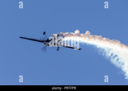Melissa Andrzejewski Fliegen ein Edge 540 aerobatic Flugzeug. Stockfoto