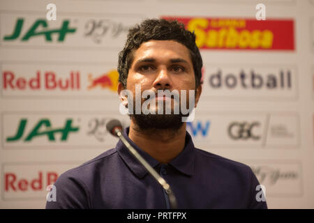 Colombo, Sri Lanka. Okt, 2018 03. Sri Lanka Kapitän Dinesh Chandimal spricht zu den Medien während der ODI Reihe Start Pressekonferenz im Team Hotel am 3. Oktober 2018 in Colombo, Kredit: Pattin Peiris/Pacific Press/Alamy leben Nachrichten Stockfoto