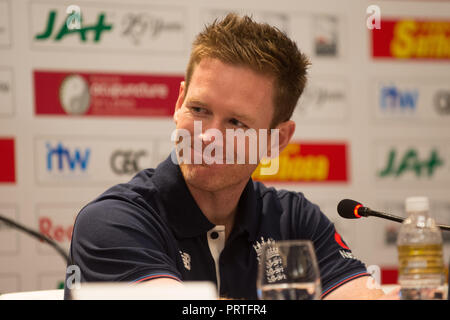 Colombo, Sri Lanka. Okt, 2018 03. England Kapitän Eoin Morgan spricht zu den Medien während der ODI Reihe Start Pressekonferenz im Team Hotel am 3. Oktober 2018 in Colombo, Kredit: Pattin Peiris/Pacific Press/Alamy leben Nachrichten Stockfoto