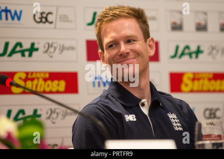 Colombo, Sri Lanka. Okt, 2018 03. England Kapitän Eoin Morgan lächelt die während der ODI Reihe Start Pressekonferenz im Team Hotel am 3. Oktober 2018 in Colombo, Kredit: Pattin Peiris/Pacific Press/Alamy leben Nachrichten Stockfoto