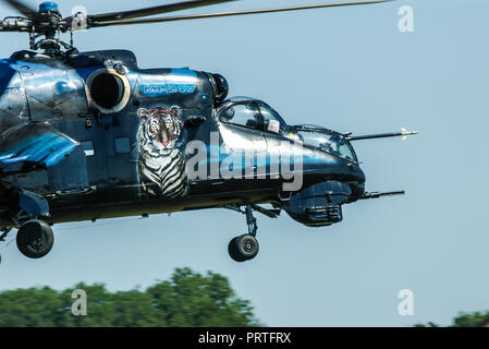 Tschechische AF MIL Mi-24 (NATO-Meldename: HIND), Großhubschrauber, Angriffshubschrauber und Truppentransport. Russische sowjetische Ära, auf der RIAT Flugschau Stockfoto