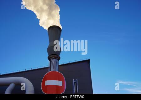 Rauch aus industriellen Schornstein hinter Zugriff verboten Hinweisschild. Luftverschmutzung, Treibhauseffekt und globale Erwärmung Problem Konzept Stockfoto