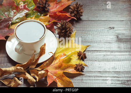 Herbst noch Leben mit Tasse schwarzen Kaffee, Kegel, Zimt auf Holzbrett. Kopieren Sie Platz. Blick von oben. Stockfoto