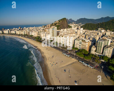Copacabana Strand im Stadtteil Copacabana, Rio de Janeiro, Brasilien. Südamerika. Der berühmteste Strand der Welt. Wundervolle Stadt. Stockfoto