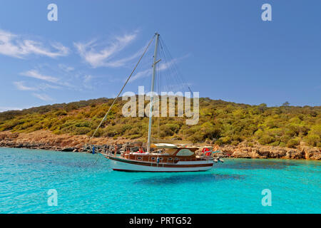 Gulet Kreuzfahrt Schiff festgebunden an Poyraz Bucht auf der Insel Karaada (schwarze Insel) in der Nähe von Bodrum in der Provinz Mugla, Türkei. Stockfoto