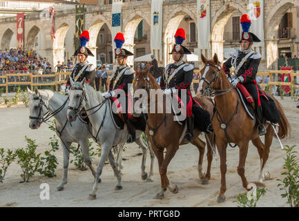 Reihe von vier Carabinieri in einheitlichen, hohen auf dem Pferderücken Stockfoto