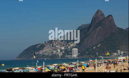 Strand von Leblon und Vidigal Slum im Hintergrund, Rio de Janeiro. Bewölkten Tag. Stockfoto