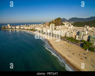Copacabana Strand im Stadtteil Copacabana, Rio de Janeiro, Brasilien. Südamerika. Der berühmteste Strand der Welt. Wundervolle Stadt. Stockfoto