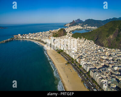 Copacabana Strand im Stadtteil Copacabana, Rio de Janeiro, Brasilien. Südamerika. Der berühmteste Strand der Welt. Wundervolle Stadt. Stockfoto