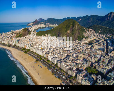 Copacabana Strand im Stadtteil Copacabana, Rio de Janeiro, Brasilien. Südamerika. Der berühmteste Strand der Welt. Wundervolle Stadt. Stockfoto