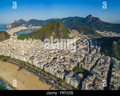 Copacabana Strand im Stadtteil Copacabana, Rio de Janeiro, Brasilien. Südamerika. Der berühmteste Strand der Welt. Wundervolle Stadt. Stockfoto