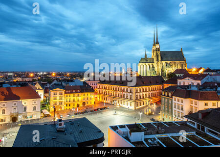 Nacht Stadtbild Blick auf die Altstadt mit der berühmten Kathedrale in der Stadt Brünn, Tschechische Republik Stockfoto