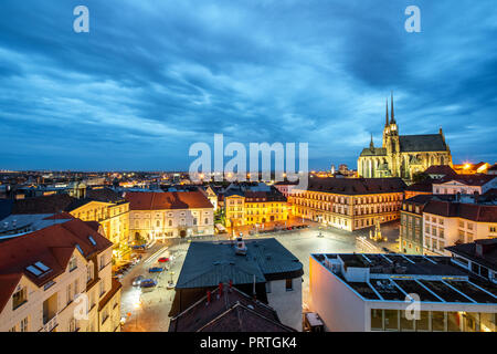 Nacht Stadtbild Blick auf die Altstadt mit der berühmten Kathedrale in der Stadt Brünn, Tschechische Republik Stockfoto