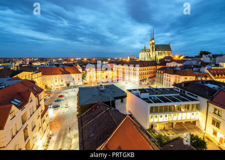 Nacht Stadtbild Blick auf die Altstadt mit der berühmten Kathedrale in der Stadt Brünn, Tschechische Republik Stockfoto