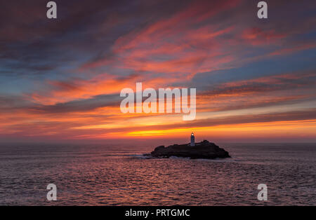 Feurigen Sonnenuntergang, Godrevy Leuchtturm, Cornwall Stockfoto