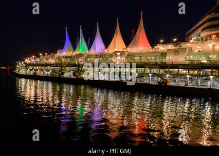 Vancouver Cruise Ship Terminal bei Nacht, Canada Place, Vancouver Stockfoto