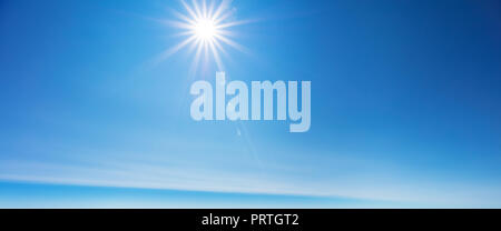 Himmel Hintergrund mit Sonnenstrahlen auf der strahlend blaue Himmel Stockfoto