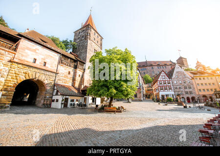 Morgen street view mit Stadtmauer und Fachwerkhäusern in Nürnberg, Deutschland Stockfoto