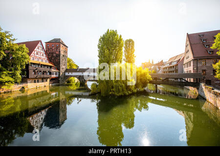 Wunderschöne Landschaft Blick auf den Riverside mit alten Turm und Haus in Nürnberg während der Sunrise, Deutschland Stockfoto