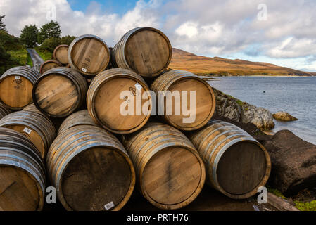 Sherry Fässer außerhalb der Bunnahabhain Destillerie in der Nähe von Port Askaig auf der Hebriden Insel Islay Stockfoto