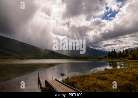 Sonnenstrahlen über Vermillion Lakes nach dem Regen Sturm Stockfoto