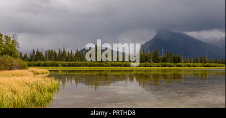 Mount Rundle reflektiert in Vermillion Lakes, Banff Stockfoto