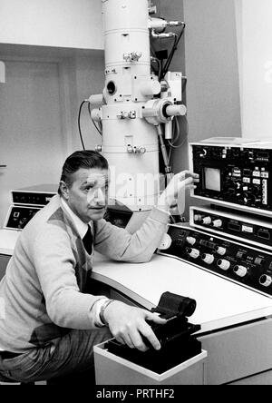 LENNART NILSSON schwedischen Fotografen und Wissenschaftler. Mit seiner Kamera ein Rasterelektronenmikroskop, wo er sein Bild von menschlichen Embryonen erstellen Stockfoto
