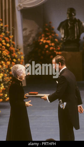 RITA LEVI MONTALCINI italienische Nobelpreisträger in der Medizin erhält den Preis vom schwedischen König Carl XVI Gustaf in Stockholm Consert Halle. Sie war. Stockfoto