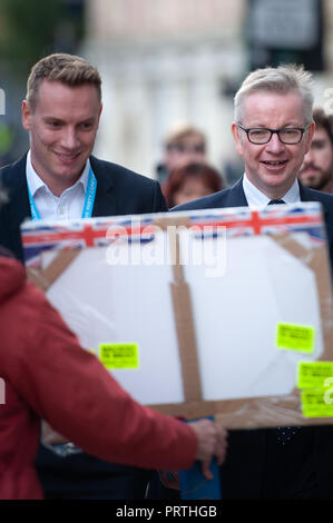 Street, Birmingham, UK. 2. Oktober 2018. Michael Gove wird durch ein anti Brexit Demonstrant konfrontiert, als er das ICC-Konservative Partei confere Stockfoto