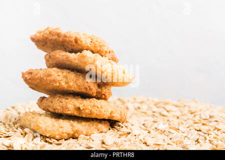 Hausgemachte Cookies von Hafer über die trockene Haferflocken auf weißem Hintergrund mit Kopie Raum Stockfoto