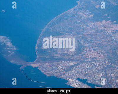 Luftaufnahme von Barcelona Airport in 35000 ft aus dem Flugzeug Fenster. Stockfoto