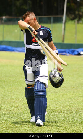 Colombo, Sri Lanka. Okt, 2018 03. England cricketer, Tom Curran während einer Übung an der S. Sara Oval Cricket Stadion in Colombo, Sri Lanka, Mittwoch, 3. Oktober 2018. Credit: Pradeep Dambarage/Pacific Press/Alamy leben Nachrichten Stockfoto