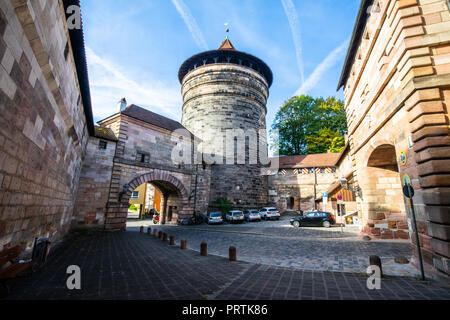 Neutorturm, Gate Tower auf der alten Stadtmauer, Altstadt, Nürnberg, Deutschland Stockfoto