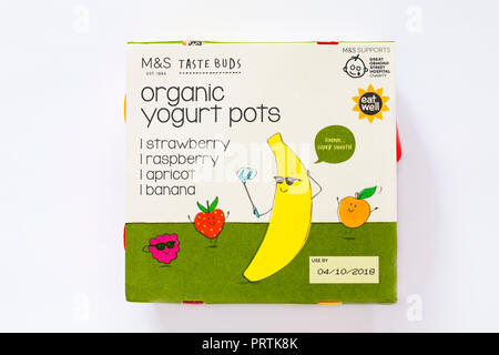 Pack von M&S Geschmacksnerven Bio-Joghurt Töpfe isoliert auf weißem Hintergrund - Erdbeere, Himbeere, Aprikose & Banane Aromen Stockfoto