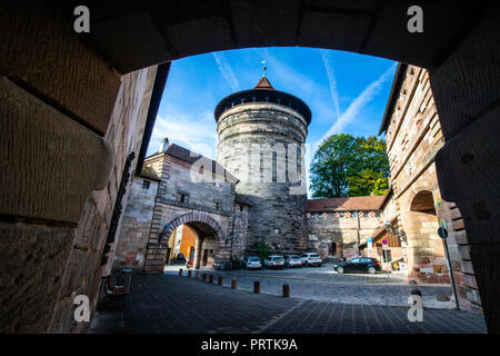 Neutorturm, Gate Tower auf der alten Stadtmauer, Altstadt, Nürnberg, Deutschland Stockfoto