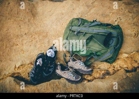 Wanderschuhe und Rucksack Stockfoto