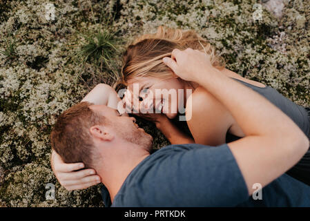 Paar liegen auf Moss Stockfoto