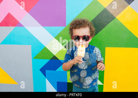 Kleinkinder essen Eis, Wandbild im Hintergrund, Wynwood, Miami, Florida, USA Stockfoto