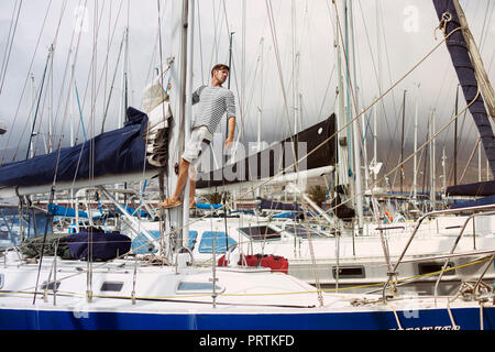 Mann auf Segelboot, Cape Town, Western Cape, Südafrika Stockfoto