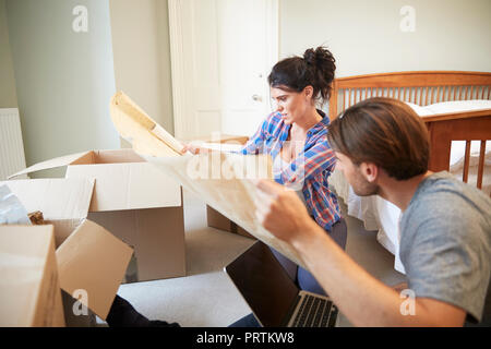 Paar lesen blueprint Layout im neuen Haus Stockfoto