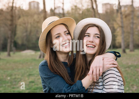 Gerne Freundinnen in Park Stockfoto