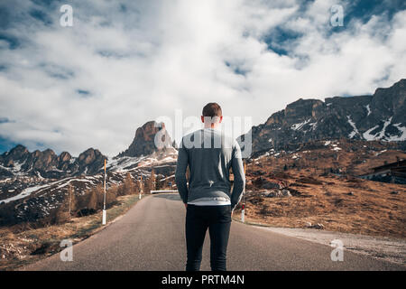 Mann auf der Straße, Francenigo, Venetien, Italien Stockfoto