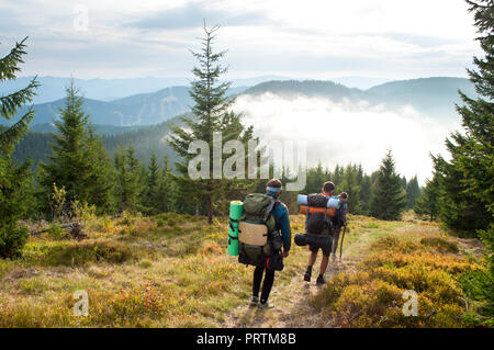 Reisende in den Karpaten, die in den Berg Stockfoto