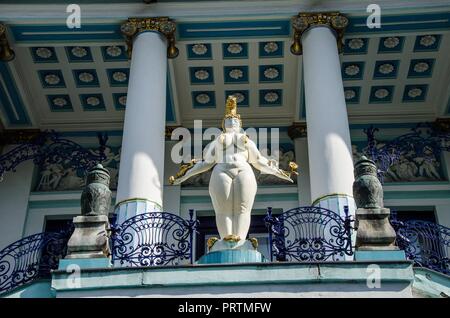 Die Werke von Ernst Fuchs, einer der wichtigsten Vertreter der Wiener Schule des Phantastischen Realismus, können in der herrlichen Jugendstil Villa gesehen werden. Stockfoto