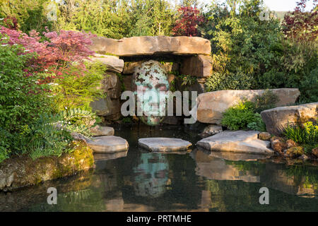 Japanischer Zen-Garten mit Blattgeist-Skulptur von Simon Gudgeon, großen Steinblöcken über dem Wasserteich Acer palmatum Trees UK Stockfoto