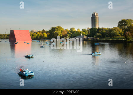 Christo & Jeanne-Claude der Londoner Mastaba, einem 20 Meter hohen temporären Schwebende Skulptur auf der Londoner Serpentine, London, UK Stockfoto