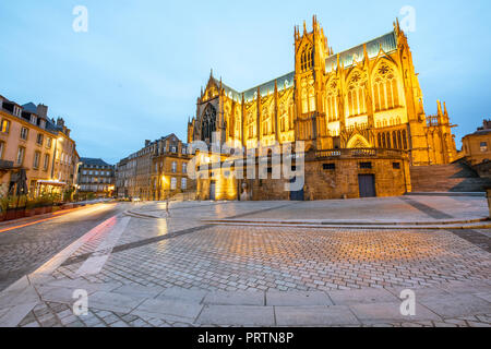 Blick auf den schönen beleuchteten Kathedrale in Metz während der Dämmerung in der Region Lothringen in Frankreich Stockfoto