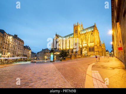 Blick auf den schönen beleuchteten Kathedrale in Metz während der Dämmerung in der Region Lothringen in Frankreich Stockfoto