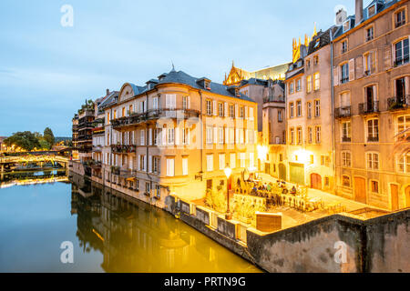 Riverside mit alten Gebäuden während der Dämmerung in Metz Stadt in der Region Lothringen in Frankreich Stockfoto