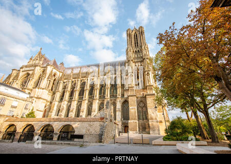 Blick auf die Kathedrale Notre-Dame in Reims, Stadt in der Region Champagne-Ardenne in Frankreich Stockfoto